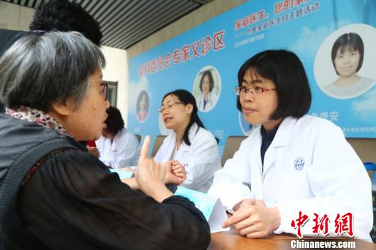 多名家庭醫(yī)生、全科醫(yī)學專家在現(xiàn)場為社區(qū)居民提供家庭醫(yī)生簽約咨詢、醫(yī)療咨詢。　黃華 攝