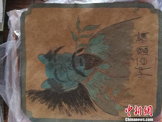 8幅壁畫內(nèi)容以水墨畫的形式繪制在較為粗糙且略微發(fā)黃的長(zhǎng)方形草紙上，其邊緣用藍(lán)色顏料勾畫出在繪畫上稱為“開光”的邊框　李吉毅 攝