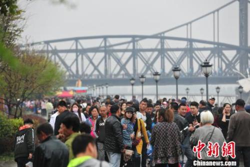 2018年“五一”小長(zhǎng)假，丹東邊境游成熱點(diǎn)。圖為游客在鴨綠江畔游玩。于海洋 攝