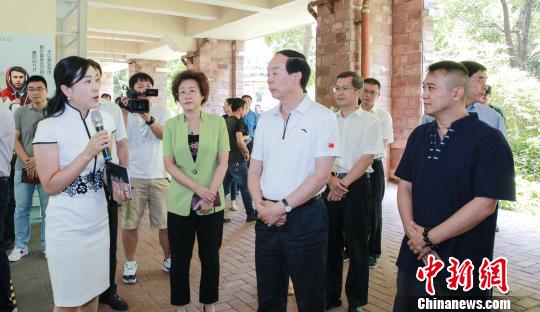 龍華區(qū)宣傳部副部長(zhǎng)、文體局局長(zhǎng)付妍向趙勇一行介紹“龍華模式” 索有為 攝
