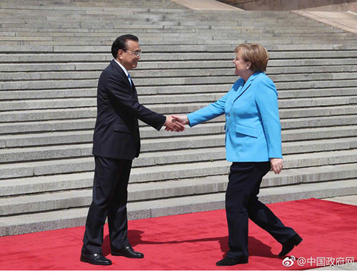 李克強(qiáng)歡迎默克爾訪華 就中德中歐關(guān)系交換意見