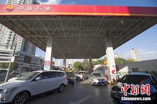 資料圖：車輛正在加油站加油。<a target='_blank' href='http://www.chinanews.com/'>中新社</a>記者 張?jiān)?攝