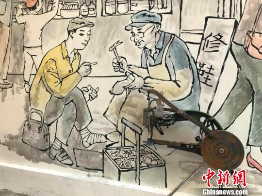 在墻外放著修鞋機(jī)實(shí)物，讓連環(huán)畫(huà)更顯鮮活?！⊥踝訚?攝