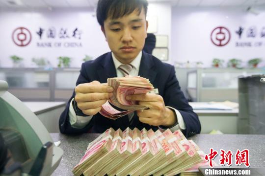 山西太原，銀行工作人員正在清點貨幣?！堅啤z