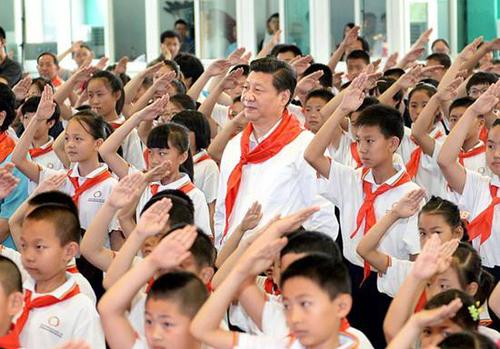 2014年5月30日，習(xí)近平來(lái)到北京市海淀區(qū)民族小學(xué)參加慶?！傲弧眹?guó)際兒童節(jié)活動(dòng)，重溫入隊(duì)儀式。來(lái)源：新華網(wǎng)