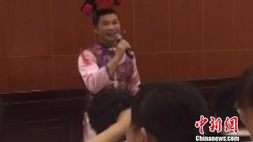 圖為活動(dòng)現(xiàn)場，男老師扮“華妃”為高考生減壓。 鐘欣 攝