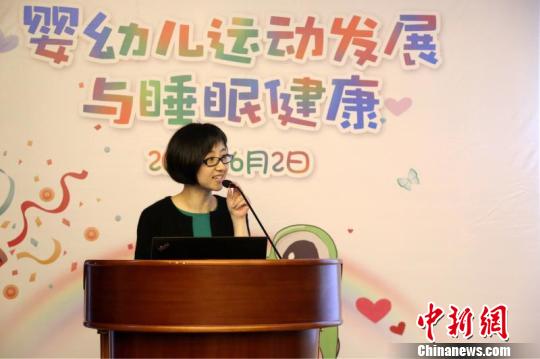 一婦嬰婦幼保健部主任花靜表示，幼兒期和學(xué)齡前階段是視覺(jué)和大腦發(fā)育的關(guān)鍵時(shí)期和可塑階段。　芊燁 攝