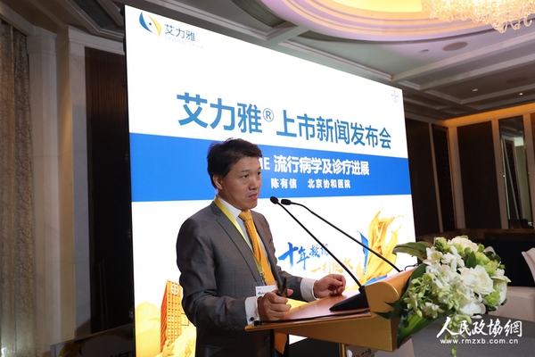 中華醫(yī)學(xué)會眼科學(xué)分會常務(wù)委員、中國醫(yī)師協(xié)會眼科醫(yī)師分會副會長陳有信教授發(fā)言