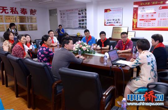 中國(guó)僑網(wǎng)致公黨福建省委機(jī)關(guān)志愿者帶著愛(ài)心和小禮物來(lái)到了福州市星語(yǔ)學(xué)校，與學(xué)校自閉癥兒童共度“六一”兒童節(jié)?！⊥跬z