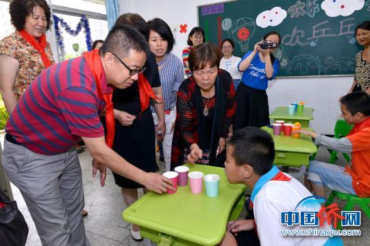 志愿者與學(xué)生一起參與游園活動(dòng)。　王旺旺 攝