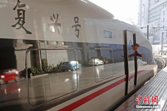 資料圖：列車乘務(wù)員正在做開車前安全檢查。 <a target='_blank' href='http://www.chinanews.com/'>中新社</a>記者 殷立勤 攝