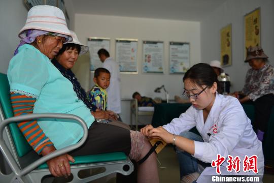 圖為醫(yī)護(hù)人員為老年之家的老人進(jìn)行針灸理療。資料圖 丁洪 攝