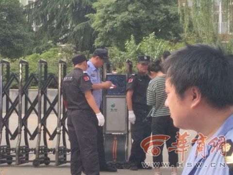 西安高考有多嚴?學(xué)生進考場拿礦泉水要撕廣告貼紙
