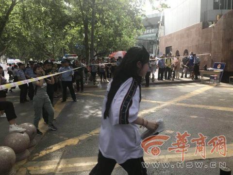 西安高考有多嚴?學(xué)生進考場拿礦泉水要撕廣告貼紙