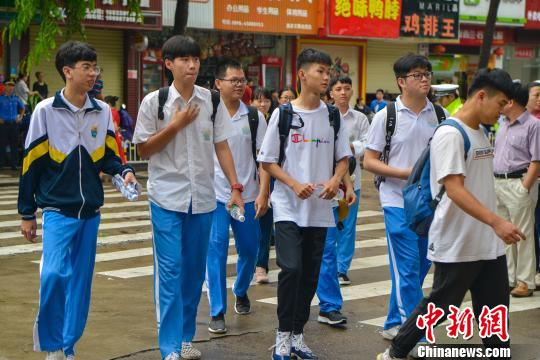 圖為海南高考生趕考?！●樤骑w 攝