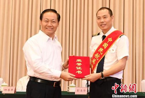 川航“史詩級”備降航班機(jī)組被授予“英雄機(jī)組”稱號