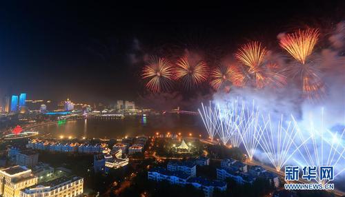 　　6月9日至10日，上海合作組織青島峰會在山東青島召開。這是9日晚在青島舉行的《有朋自遠方來》燈光焰火藝術表演。 新華社發(fā)（王南 攝）