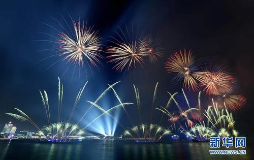 　　6月9日至10日，上海合作組織青島峰會在山東青島召開。這是9日晚在青島舉行的《有朋自遠(yuǎn)方來》燈光焰火藝術(shù)表演。 新華社記者馬寧攝