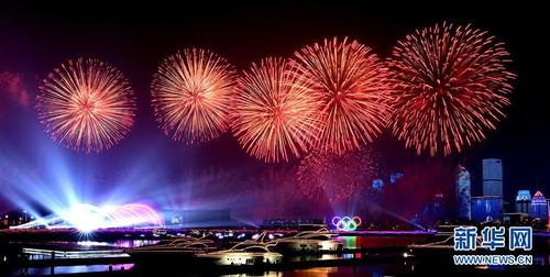 　　6月9日至10日，上海合作組織青島峰會(huì)在山東青島召開。這是9日晚在青島舉行的《有朋自遠(yuǎn)方來》燈光焰火藝術(shù)表演。 新華社記者燕雁攝
