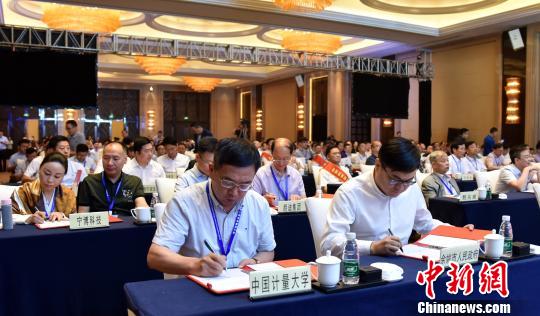 圖為：第二屆世界姚商大會(huì)現(xiàn)場簽約。　何蔣勇 攝