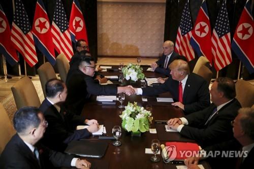 記者問“你要放棄核武嗎？” 金正恩笑而不語