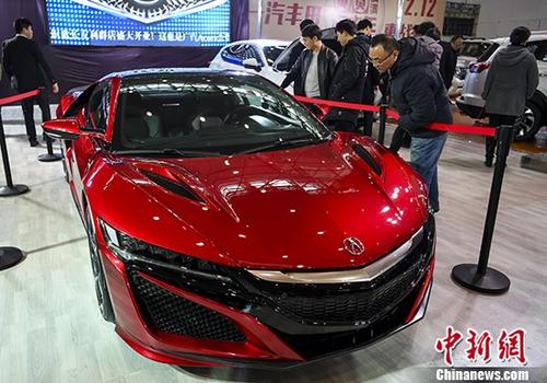 資料圖：民眾在車展購車。<a target='_blank' href='http://www.chinanews.com/'>中新社</a>記者 劉新 攝