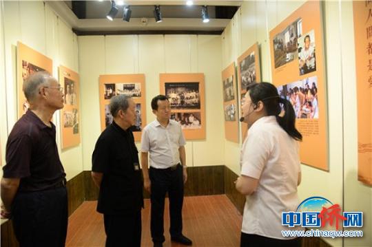觀看黃仲咸生平事跡展。　陳佳麗 攝