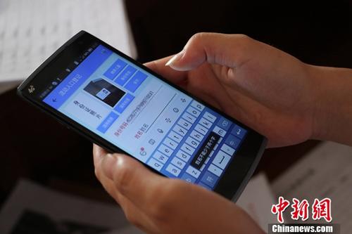 資料圖：民眾運用手機軟件進行租房操作。<a target='_blank' href='http://www.chinanews.com/'>中新社</a>記者 王剛 攝