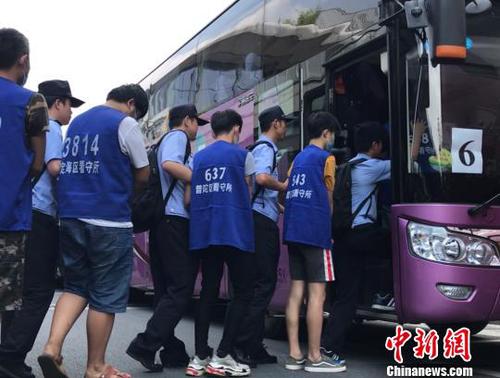 犯罪嫌疑人將被押解至舟山，接受警方進(jìn)一步調(diào)查?！埍?攝