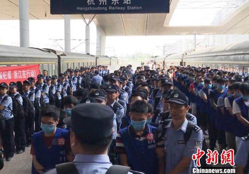 犯罪嫌疑人被押解抵達(dá)杭州火車東站。　張斌 攝