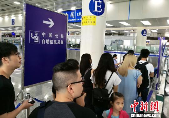 皇崗邊檢站在福田口岸入境大廳增設(shè)中國公民自助信息采集提高通關(guān)效率。　黃俊生 攝