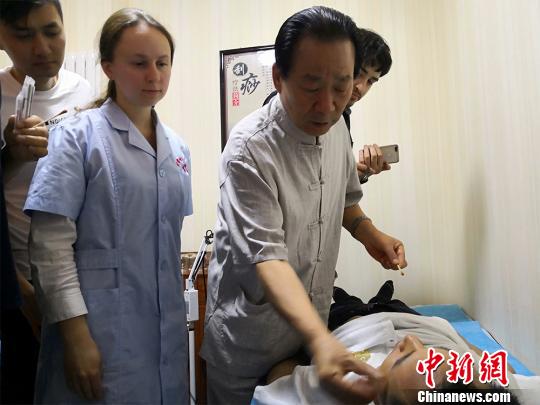 圖為甘肅岐黃國(guó)醫(yī)館負(fù)責(zé)人何天有現(xiàn)場(chǎng)向國(guó)外中醫(yī)愛好者教學(xué)“針灸”?！∥航ㄜ?攝