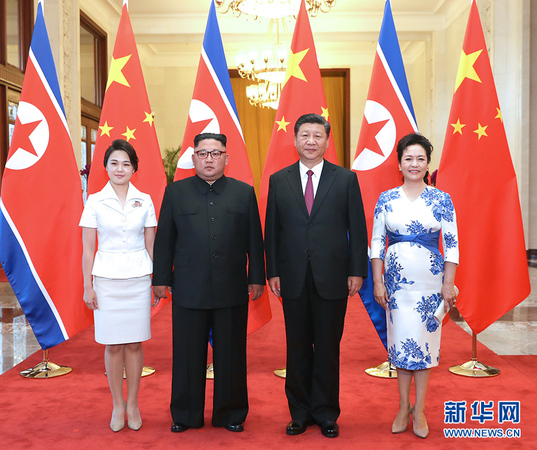 6月19日，中共中央總書記、國家主席習近平同當日抵京對中國進行訪問的朝鮮勞動黨委員長、國務(wù)委員會委員長金正恩舉行會談。這是習近平和夫人彭麗媛在北京人民大會堂同金正恩和夫人李雪主合影。