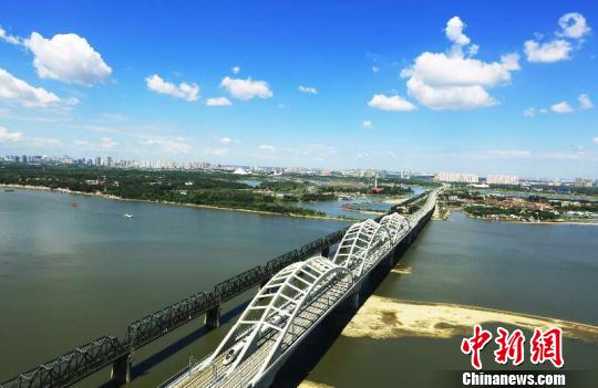 圖為哈齊高鐵經(jīng)過松花江特大橋。中國鐵路哈爾濱局集團有限公司提供