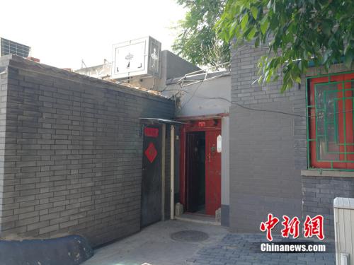 房子在西長安街以南的銅井胡同里。紅門為小院的外門。<a target='_blank' href='http://www.chinanews.com/' >中新網(wǎng)</a>記者 邱宇 攝