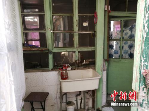 進(jìn)門后只有一個簡易洗手池，水龍頭已經(jīng)生銹。<a target='_blank' href='http://www.chinanews.com/' >中新網(wǎng)</a>記者 邱宇 攝