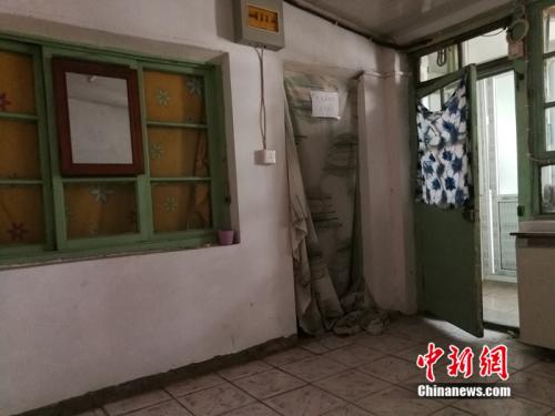 房屋里還有一扇掛著門簾的小門，通向另一個房間。<a target='_blank' href='http://www.chinanews.com/' >中新網(wǎng)</a>記者 邱宇 攝