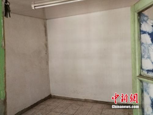 屋內(nèi)光線很暗，有陳腐的氣味。<a target='_blank' href='http://www.chinanews.com/' >中新網(wǎng)</a>記者 邱宇 攝