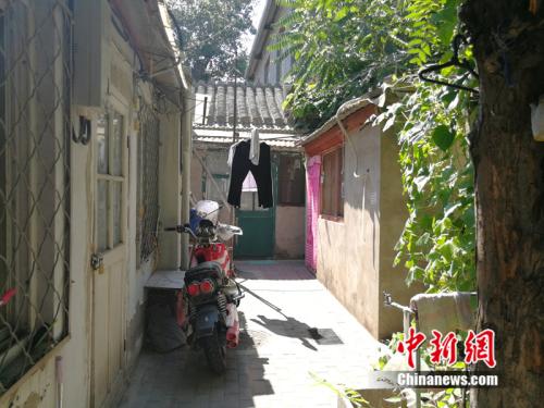 一米多寬的狹小過道里用繩子晾著衣褲。<a target='_blank' href='http://www.chinanews.com/' >中新網(wǎng)</a>記者 邱宇 攝