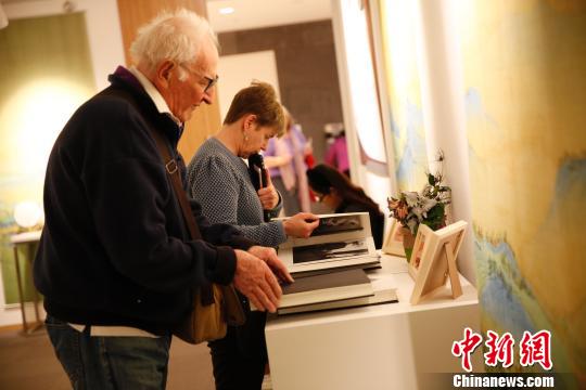 聽眾參觀故宮文創(chuàng)展覽?！×值?攝