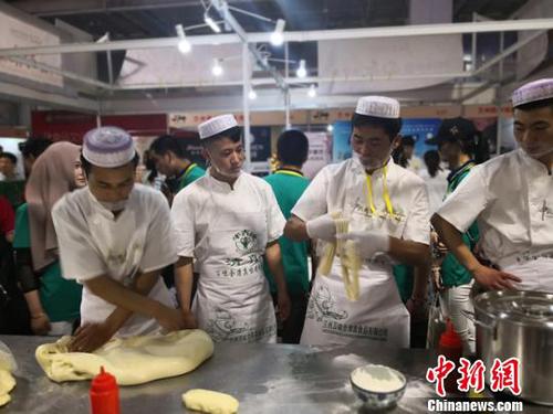 圖為現(xiàn)場制作蘭州牛肉拉面。　楊娜 攝