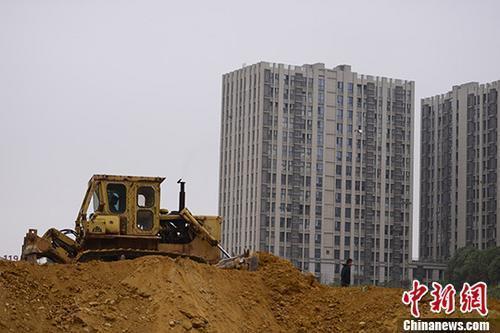 資料圖：湖南長(zhǎng)沙一樓盤土地上，推土機(jī)正在作業(yè)。 <a target='_blank' href='http://www.chinanews.com/'>中新社</a>記者 楊華峰 攝