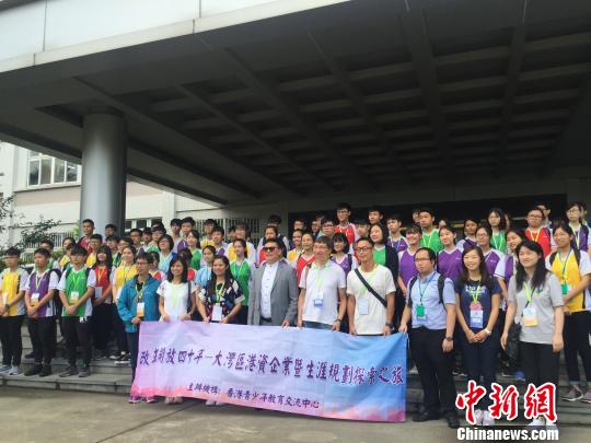 香港路德會(huì)西門英才中學(xué)師生們?cè)趶V東惠州南旋集團(tuán)參觀并一起合影留念 宋秀杰 攝
