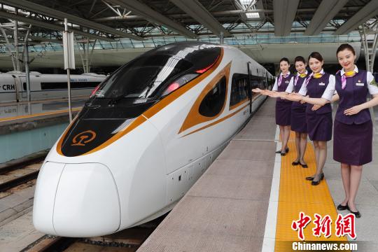 長(zhǎng)編組“復(fù)興號(hào)”動(dòng)車組正式運(yùn)營(yíng)?！∫罅⑶?攝
