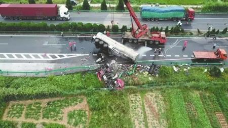 京港澳高速車禍親歷者：兩車相撞一聲巨響，我第一個(gè)爬出來(lái)