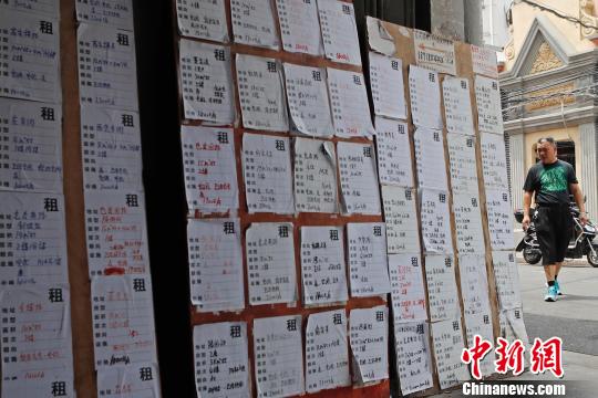 在蓬萊路上的一些老房子門(mén)外，都張貼有房屋租賃信息，每天都有不少人經(jīng)過(guò)駐足觀看。　殷立勤 攝