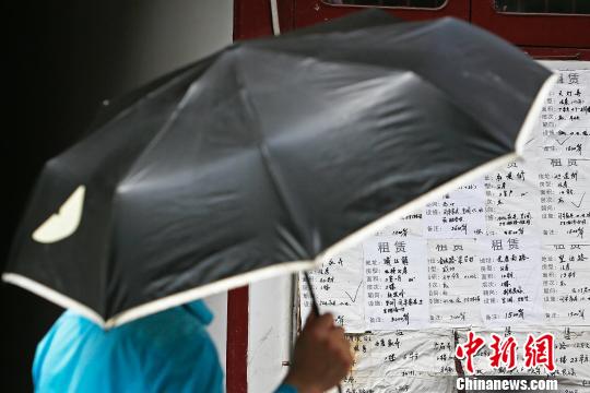 在蓬萊路上的一些老房子門(mén)外，都張貼有房屋租賃信息?！∫罅⑶?攝