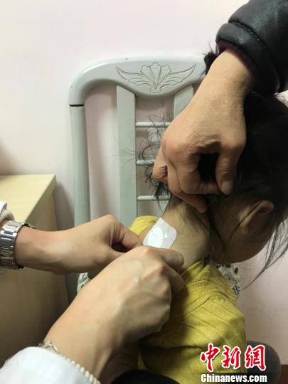 不同年齡的孩子貼敷時間不同?！≤窡?攝