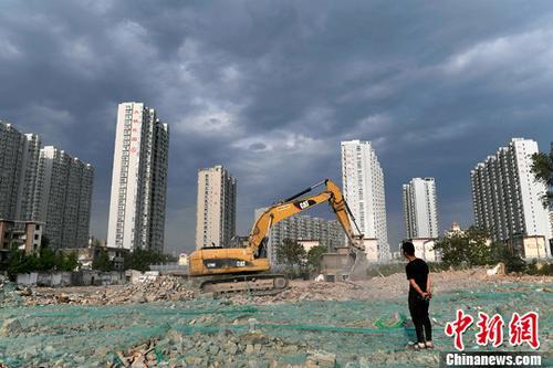 上半年，一線、二線、三四線城市房價走勢分化明顯。圖為工人操作挖掘機(jī)在山西太原一商品房建設(shè)工地施工作業(yè)。<a target='_blank' href='http://www.chinanews.com/'>中新社</a>記者 韋亮 攝