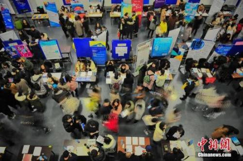 在“搶人大戰(zhàn)”中，一些城市的落戶門檻一降再降。圖為天津舉行的一場招聘會 。 <a target='_blank' href='http://www.chinanews.com/'>中新社</a>記者 佟郁 攝